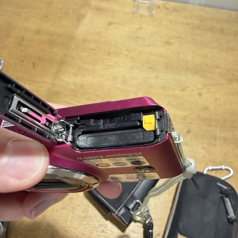 GE E1680 Digital Camera 8x Zoom HD Video Pink 3.0 LCD 16.0MP Compact E1680W